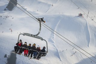 Fin mars, les stations de ski ont enregistré une hausse de la fréquentation de 5% par rapport à 2022 (archives). KEYSTONE/VALENTIN FLAURAUD